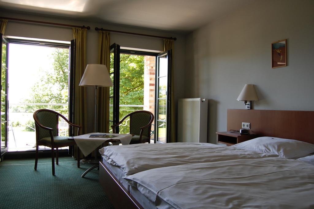 Gutshaus Redewisch Hotel & Restaurant Boltenhagen  Bagian luar foto